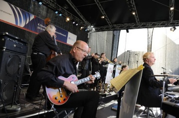 Geert with the FFB-BigBand playing 'Satin Doll'